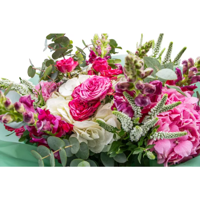 mix květin z hortenzií a trsových růží